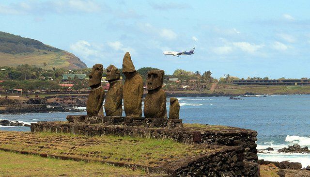 Quanto custa uma passagem aérea para a Ilha de Páscoa: Moais e avião sobrevoando a Ilha de Páscoa Quanto custa uma passagem aérea para a Ilha de Páscoa: Moais e avião sobrevoando a Ilha de Páscoa