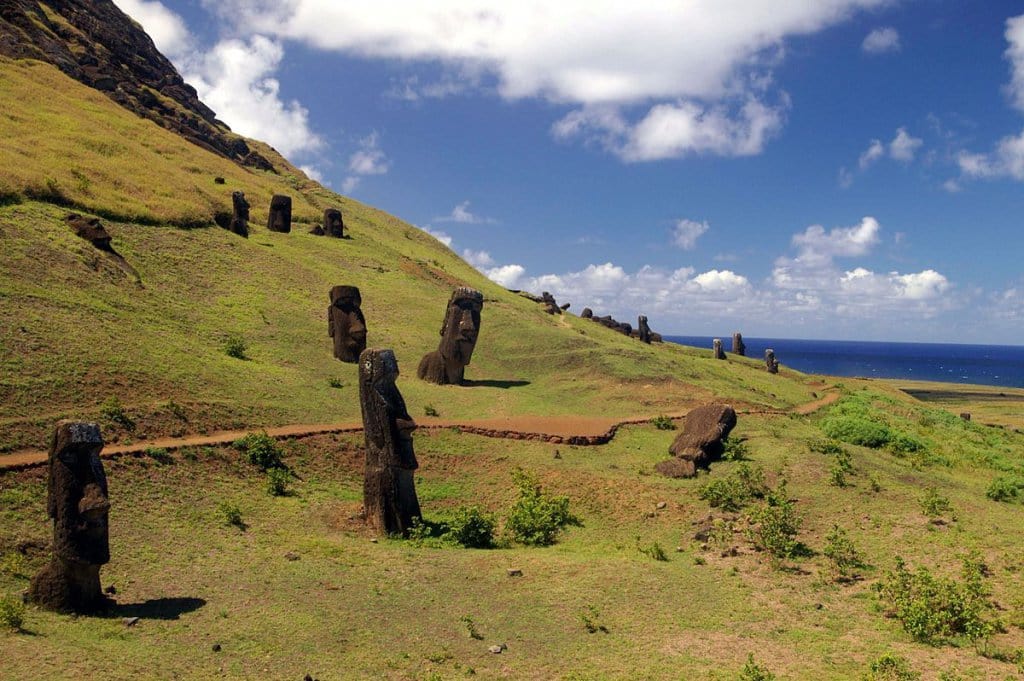 Trilha no vulcão Rano Raraku na Ilha de Páscoa Trilha no vulcão Rano Raraku na Ilha de Páscoa