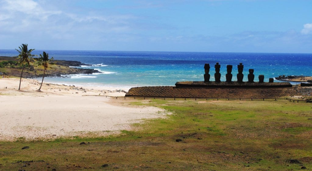 Plataforma Ahu Nau Nau e a Praia Anakena na Ilha de Páscoa Plataforma Ahu Nau Nau e a Praia Anakena na Ilha de Páscoa
