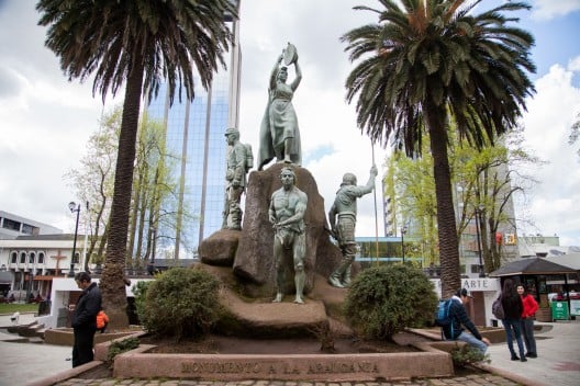 Monumento a la Uraucanía na Plaza Anibal Pinto em Temuco Monumento a la Uraucanía na Plaza Anibal Pinto em Temuco