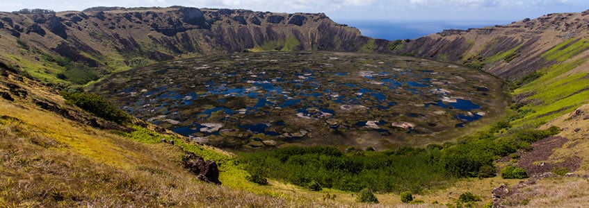 Cratera do Vulcão Rano Raraku na Ilha de Páscoa Cratera do Vulcão Rano Raraku na Ilha de Páscoa