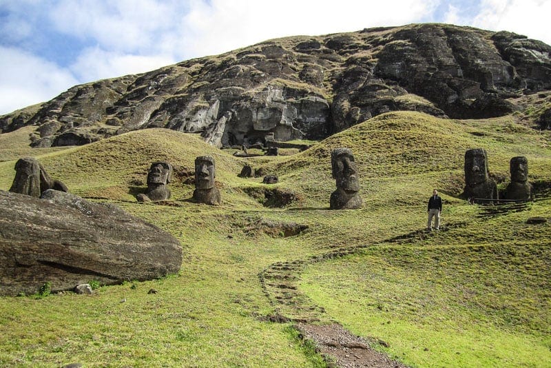 Moais no Vulcão Rano Raraku na Ilha de Páscoa Moais no Vulcão Rano Raraku na Ilha de Páscoa