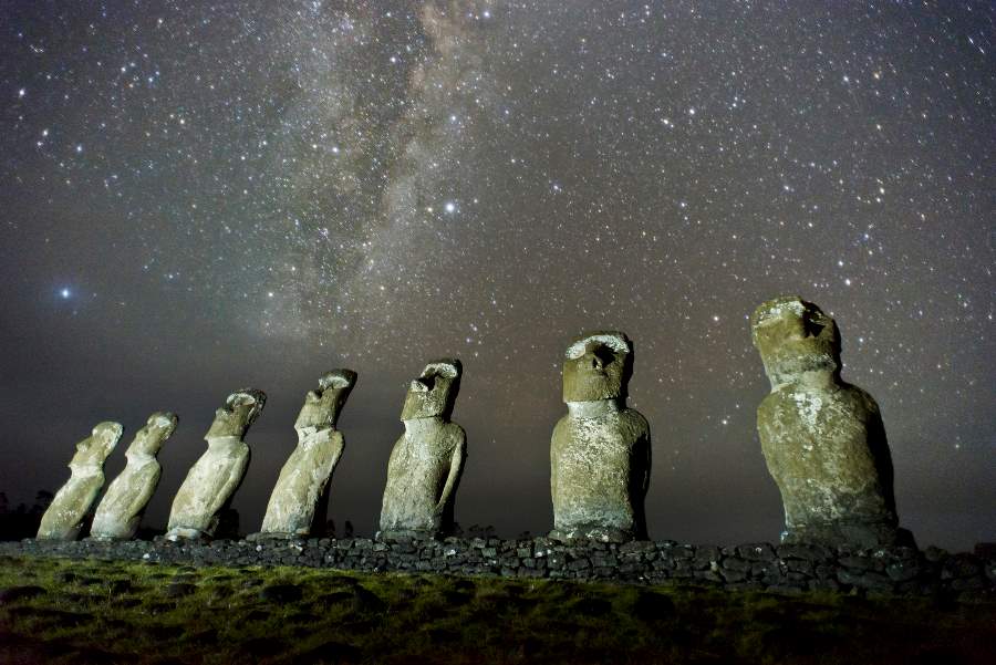 Céu e moais na Ilha de Páscoa Céu e moais na Ilha de Páscoa
