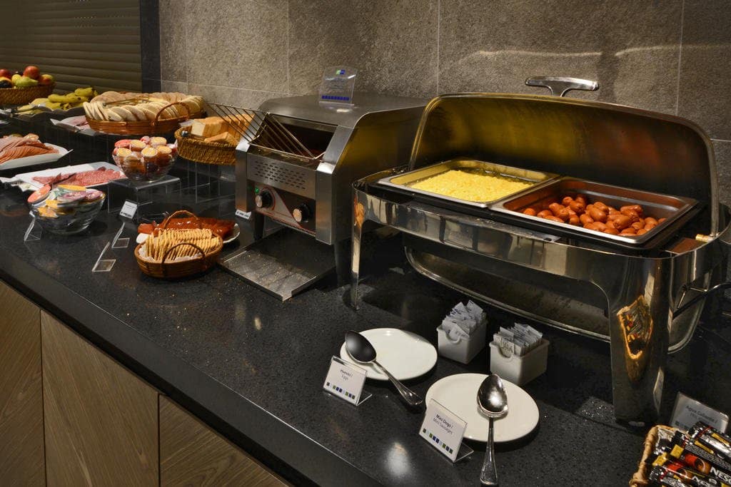 Buffet de café da manhã no Quarto do Hotel Holiday Inn Express em Temuco Buffet de café da manhã no Quarto do Hotel Holiday Inn Express em Temuco