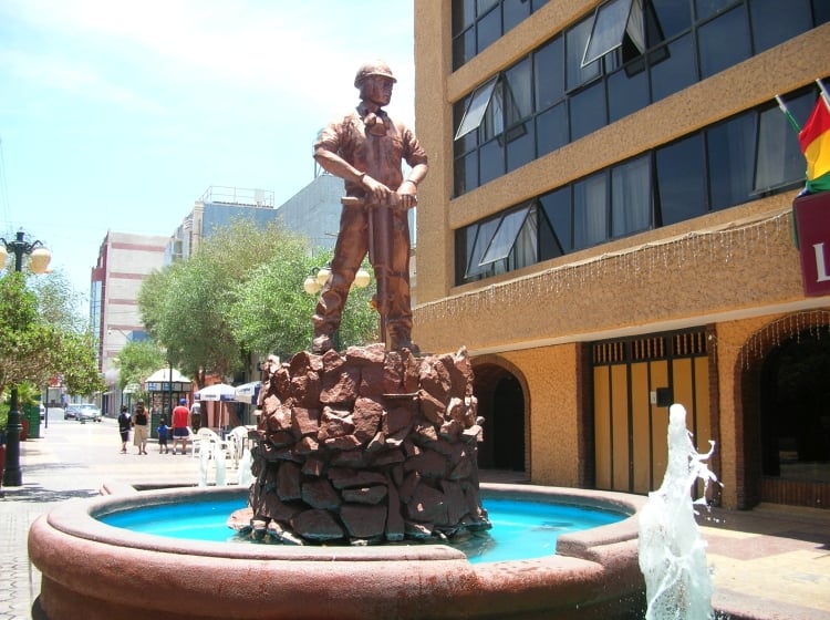 Monumento na Rua Ramirez em Calama Monumento na Rua Ramirez em Calama