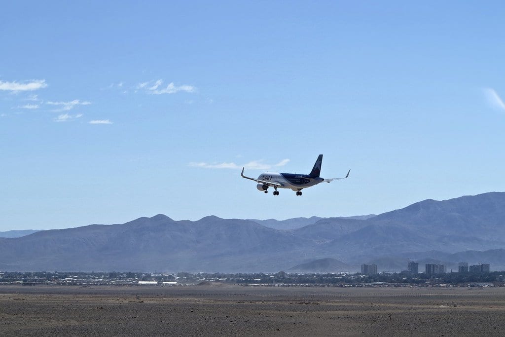 Avião sobrevoando a cidade de Calama, no Chile Avião sobrevoando a cidade de Calama, no Chile