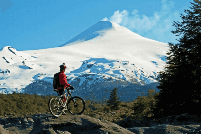 Bicicleta no Parque Nacional Villarrica em Pucón Bicicleta no Parque Nacional Villarrica em Pucón