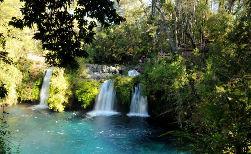 Cachoeira Ojos del Caburgua em Pucón, Chile Cachoeira Ojos del Caburgua em Pucón, Chile