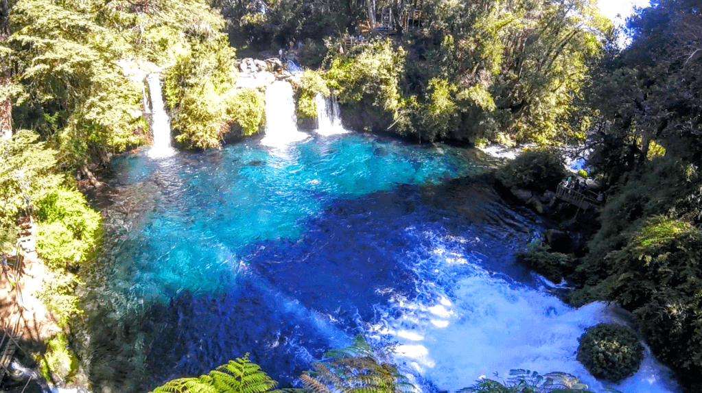 Cachoeira Ojos del Caburgua em Pucón Cachoeira Ojos del Caburgua em Pucón