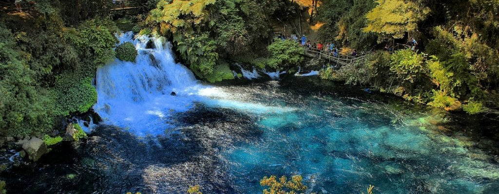 Cachoeira Ojos del Caburgua em Pucón, Chile Cachoeira Ojos del Caburgua em Pucón, Chile