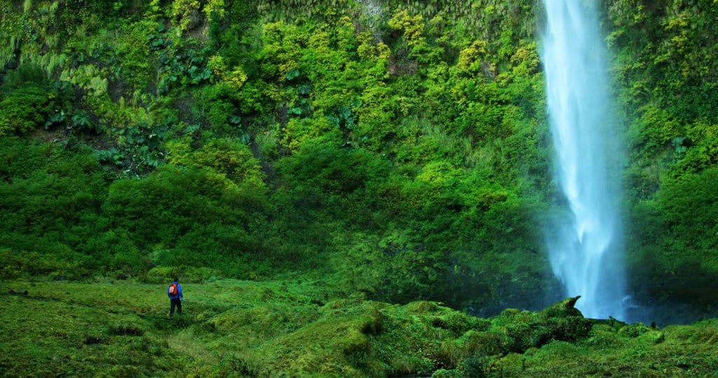 Cachoeira Salto El Claro em Pucón, no Chile Cachoeira Salto El Claro em Pucón, no Chile
