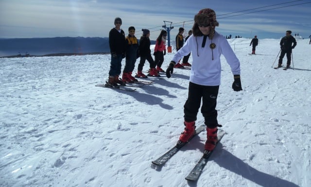 Criança esquiando no Vulcão Villarrica em Pucón Criança esquiando no Vulcão Villarrica em Pucón