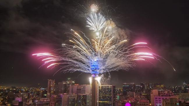Fogos na Torre Entel em Santiago do Chile Fogos na Torre Entel em Santiago do Chile