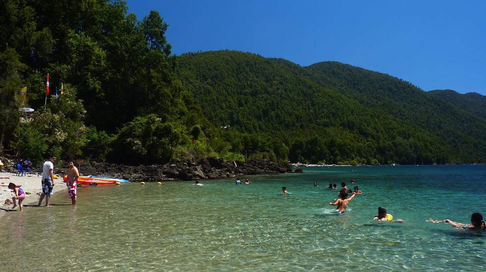 Praia do Lago Caburgua em Pucón, Chile Praia do Lago Caburgua em Pucón, Chile