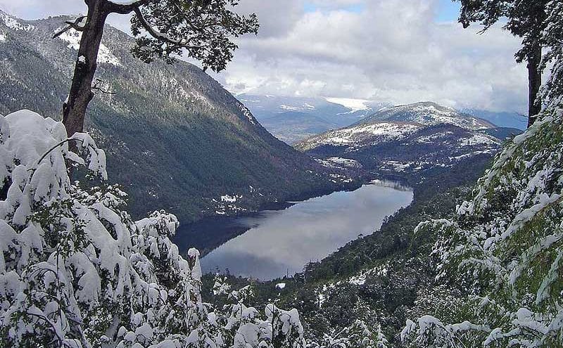 Parque Nacional Huerquehue em Pucón durante o inverno Parque Nacional Huerquehue em Pucón durante o inverno
