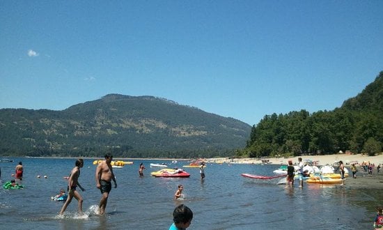 Crianças em Playa Branca em Pucón Crianças em Playa Branca em Pucón