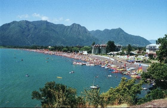 Playa Grande em Pucón durante o verão Playa Grande em Pucón durante o verão