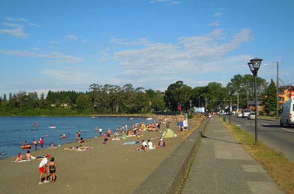 Costanera de Puerto Varas durante o verão Costanera de Puerto Varas durante o verão